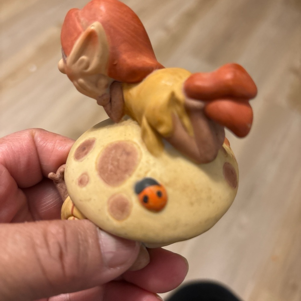 Vintage Elf figurine, Times of Tranquility, from 1973. Elf sitting on a mushroom - Picture 7 of 9